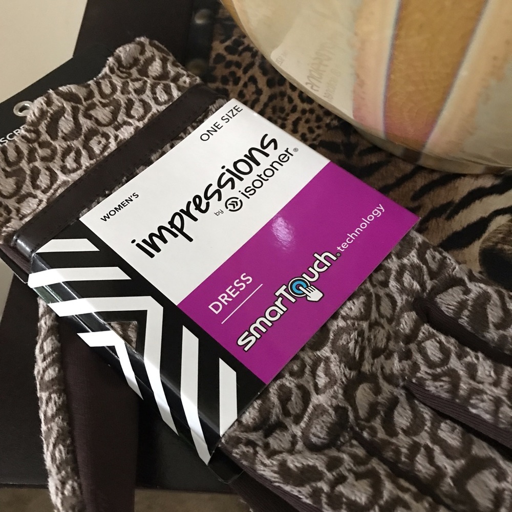 Isotoner smart touch gloves brand new.