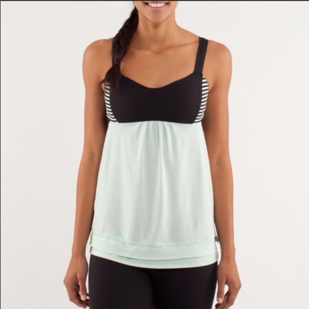 EUC! Lululemon size 4. Mint/black
