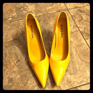 Wild Diva 8.5 pumps bright yellow