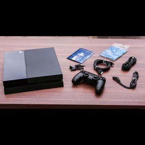 I’m selling PS4 comes with 4 games +