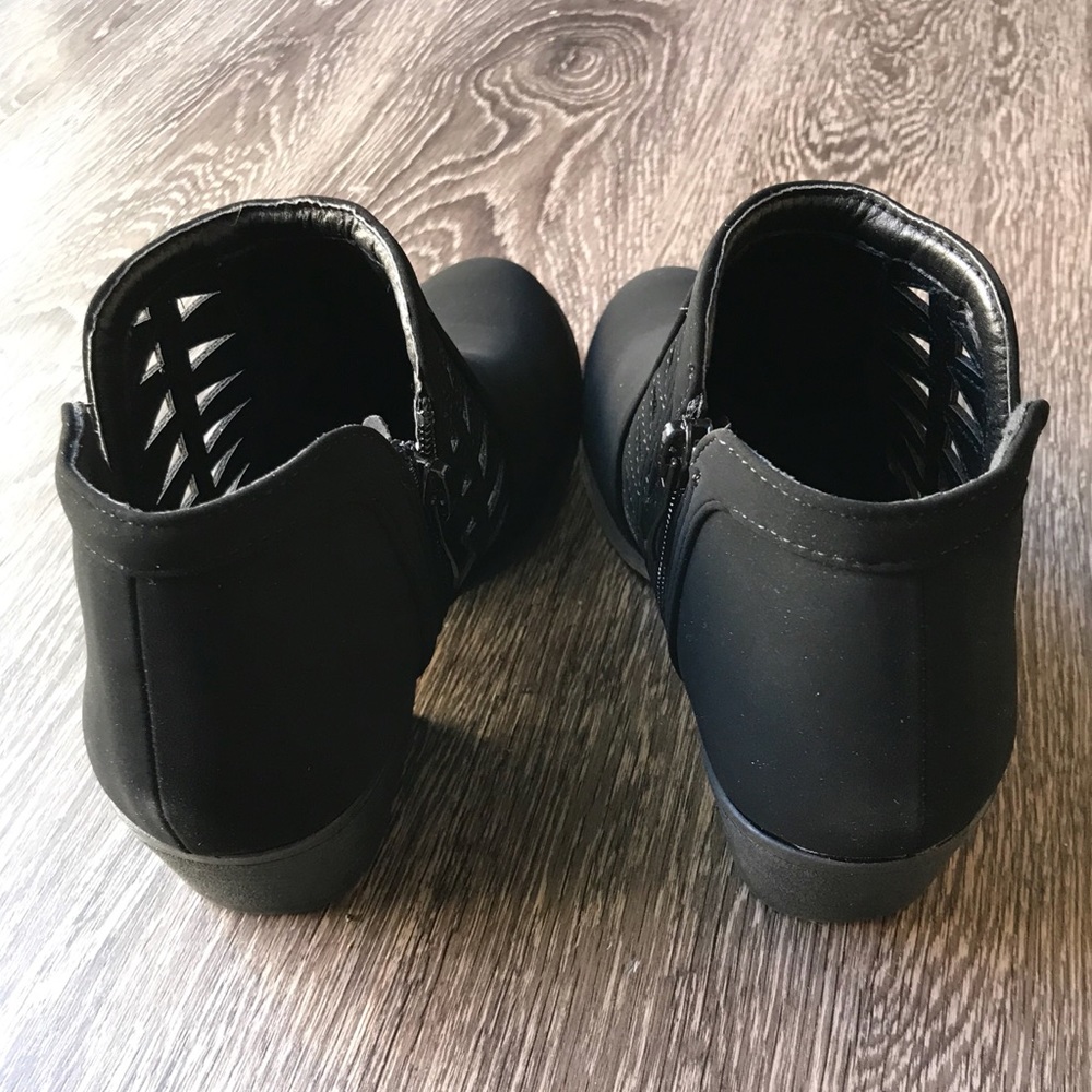 🎄FLASH SALE! Black Cut Out Booties - Picture 6 of 8