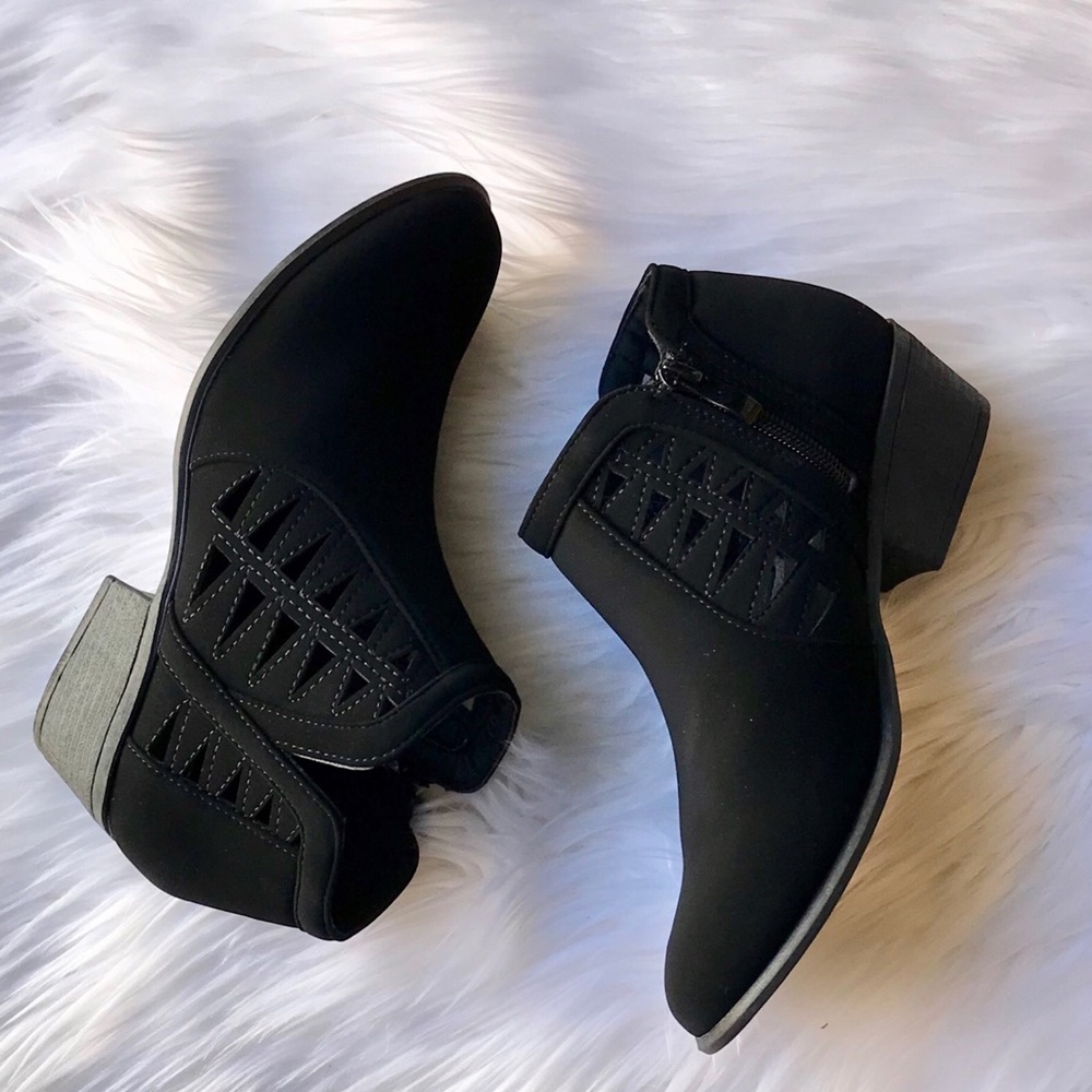 🎄FLASH SALE! Black Cut Out Booties - Picture 8 of 8