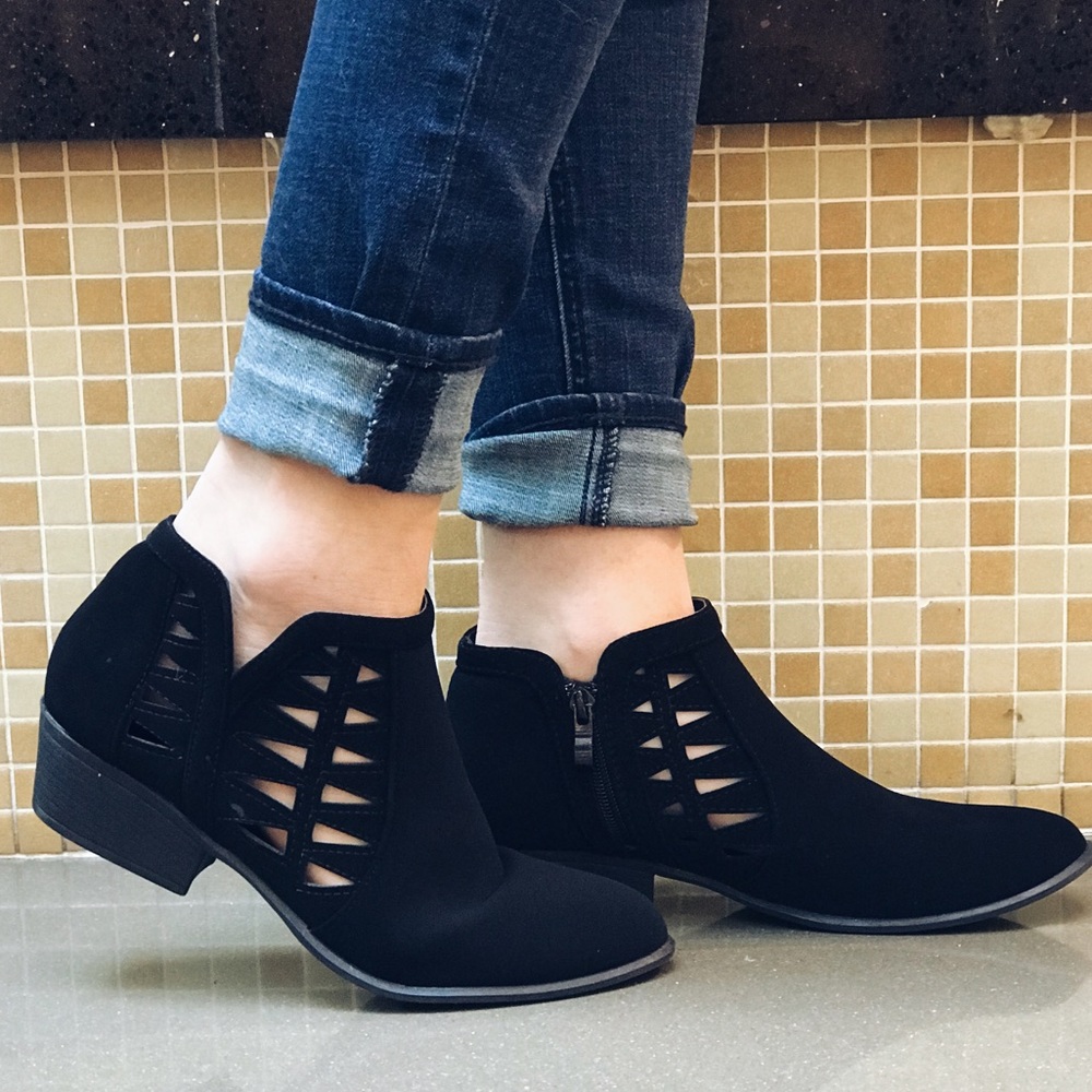 🎄FLASH SALE! Black Cut Out Booties - Picture 2 of 8