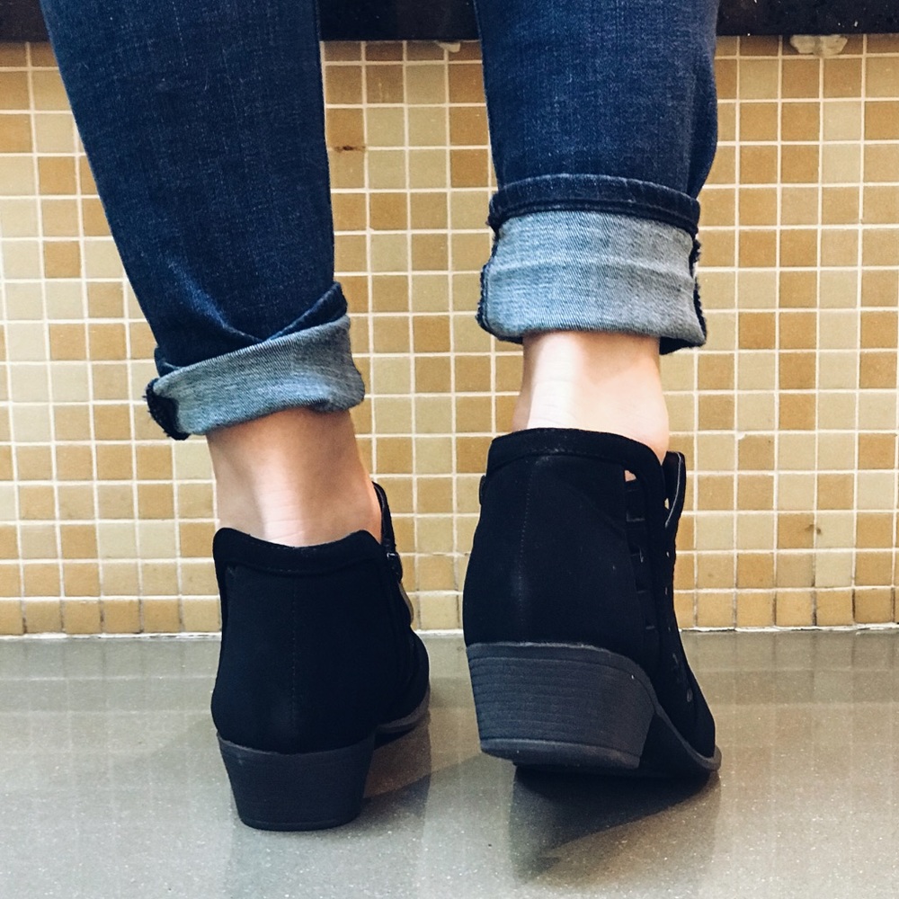 🎄FLASH SALE! Black Cut Out Booties - Picture 4 of 8
