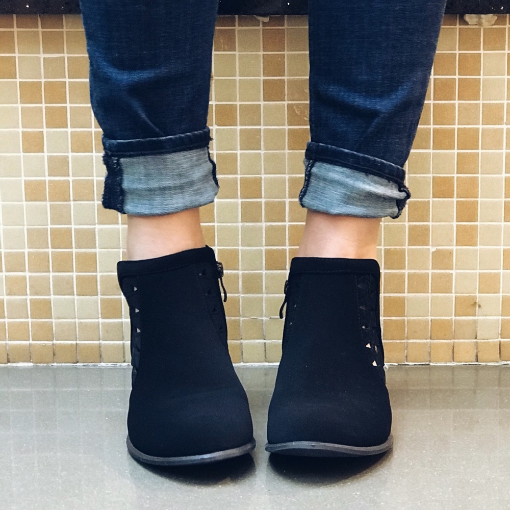 🎄FLASH SALE! Black Cut Out Booties - Picture 3 of 8