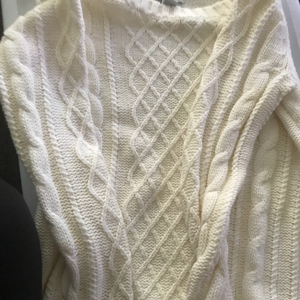 Perfect comfy cable knit sweater size small NWOT