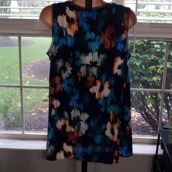 SOLD AT GARAGE SALE hi-low flowy sleeveless blouse - Picture 4 of 8