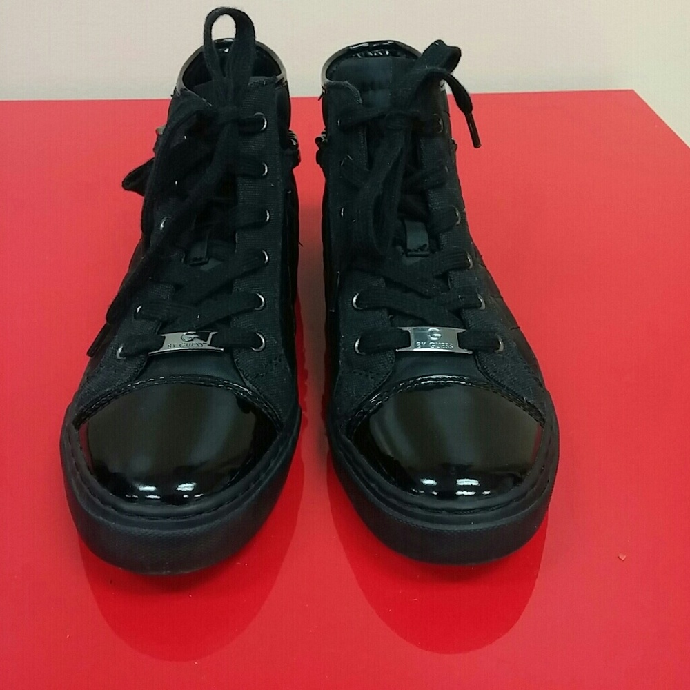 By guess blk multi fabric size 6.5