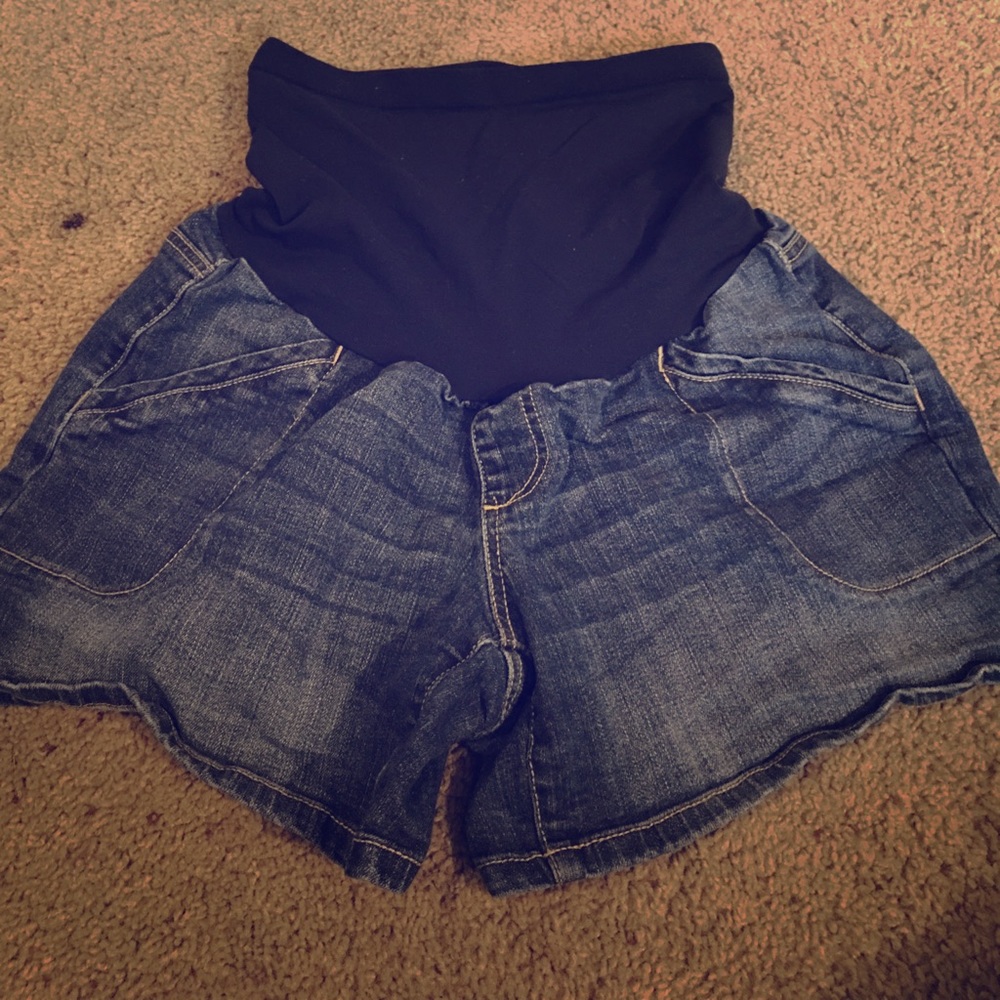 Women’s maternity shorts