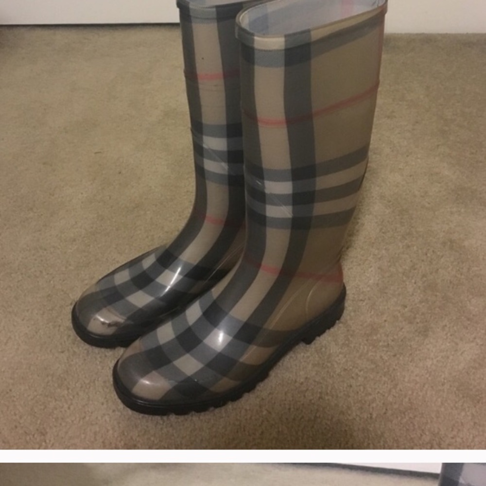 Burberry Rain boots! Good condition.