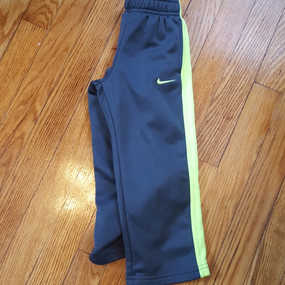 Nike therma-fit sweatpants 3t