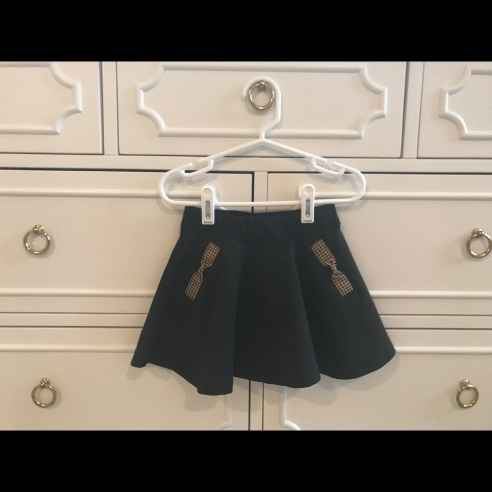 Black skirt w Black and Tan houndstooth accents.