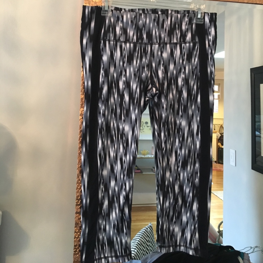 Gap work out capris size M 🔴