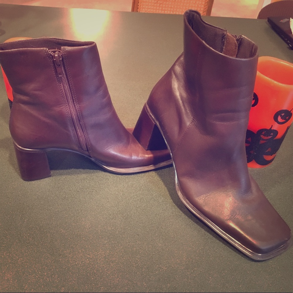 Brown leather boots, size 8