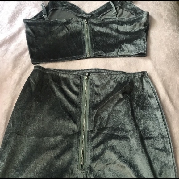 Velvet crop top and skirt set - Picture 3 of 3