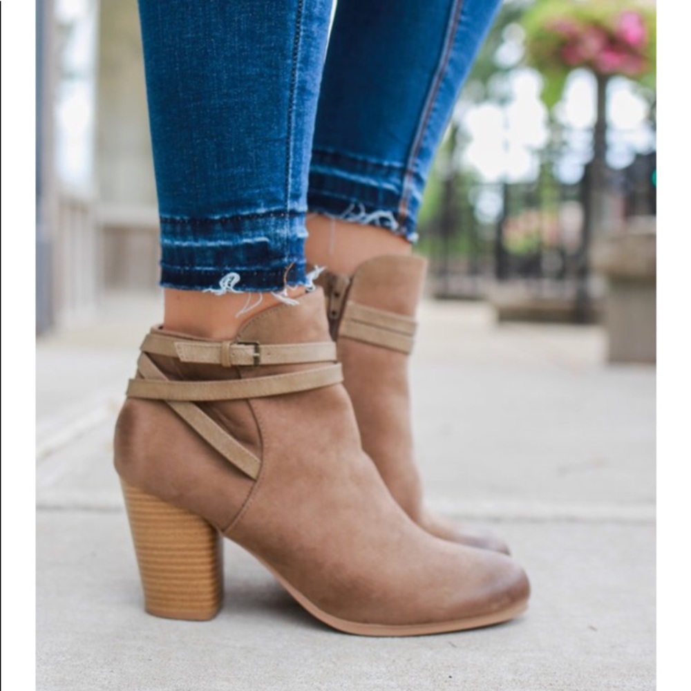 😍restock ❗️Belt wrapped ankle bootie - Picture 2 of 6