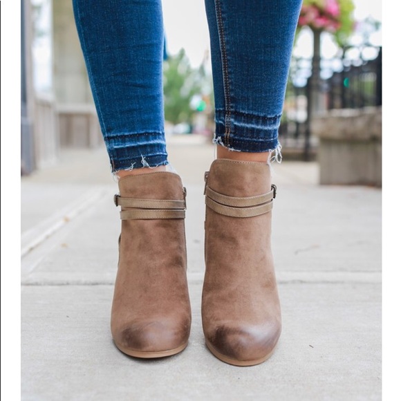 😍restock ❗️Belt wrapped ankle bootie - Picture 3 of 6