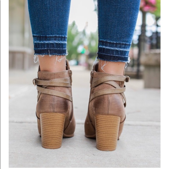 😍restock ❗️Belt wrapped ankle bootie - Picture 4 of 6