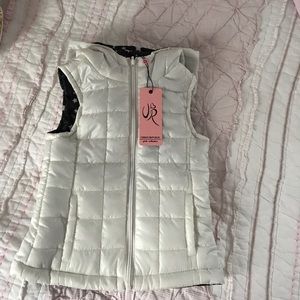 NWT Kids White puffy vest w/hood. ReversibleSz 5/6