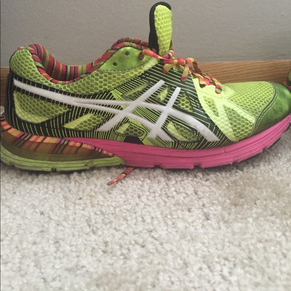 Size 10, women's Asics shoes. - Picture 3 of 3