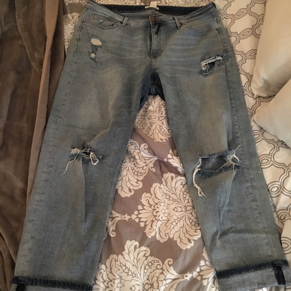H&M Boyfriend Cut Crop Jeans Cute w/ Knee Holes