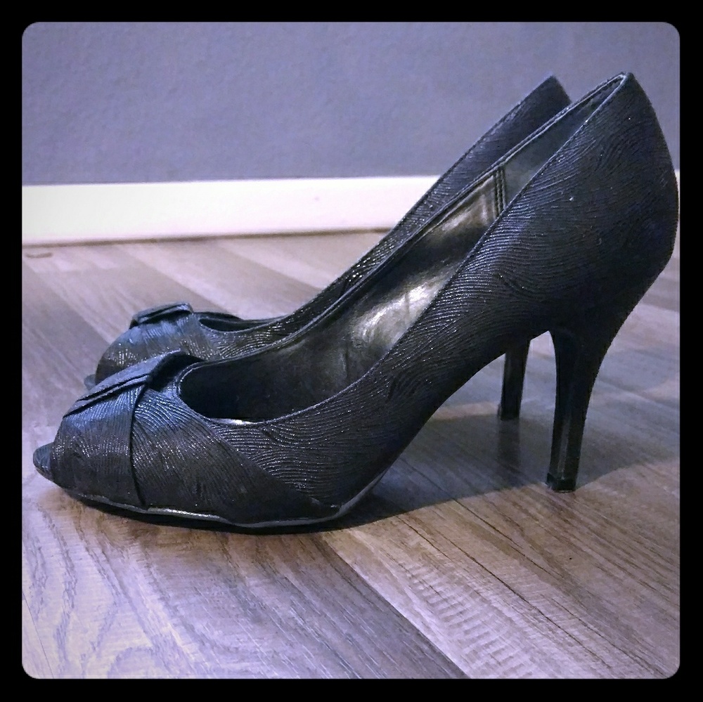 👠 Metallic black peep toe pumps, size 8