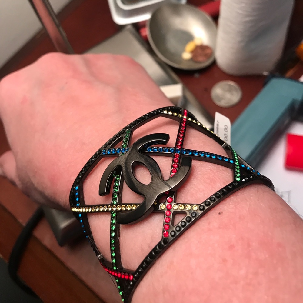 Chanel CC black cuff bracelet. Multi-color - Picture 4 of 7