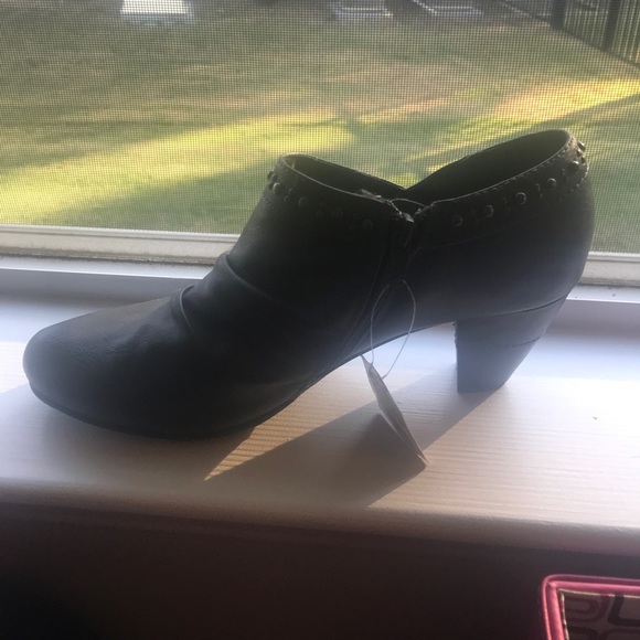 Shoes - Picture 4 of 4
