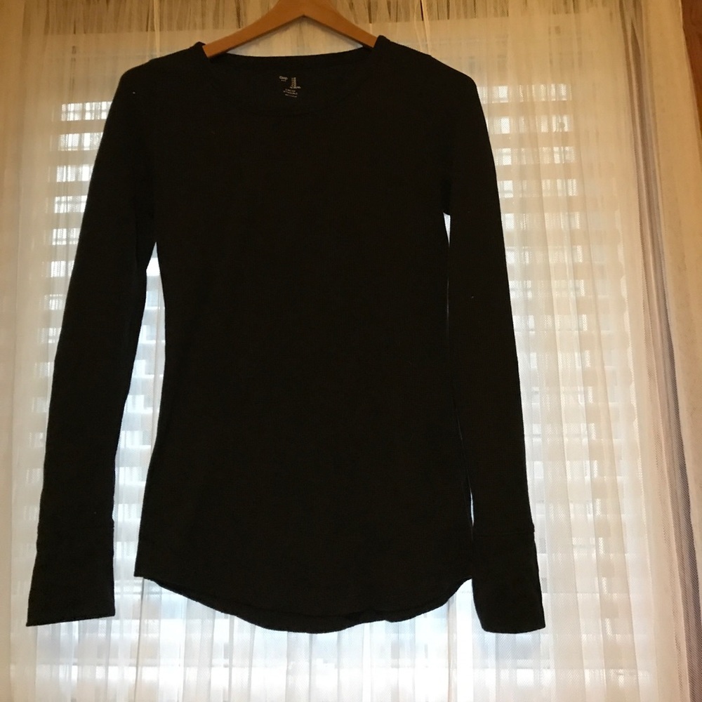 Thermal long sleeve feminine cut.
