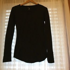 Thermal long sleeve feminine cut.