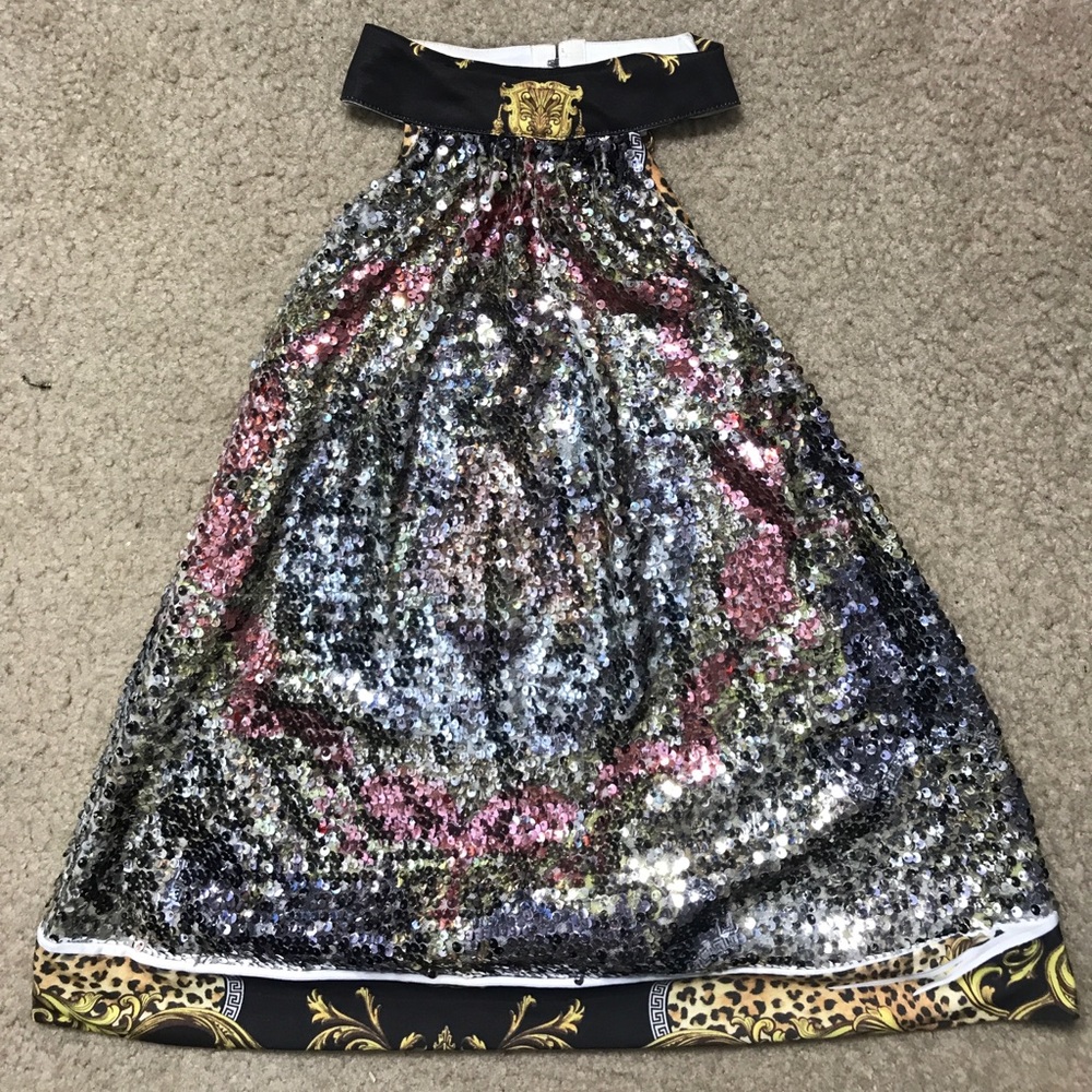 High neck blouse / open in the back.