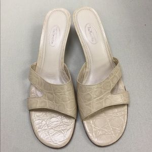 Talbots cream slide kitten heel sandals shoes 6.5