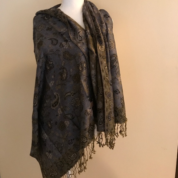 Beautiful tapestry wrap - Picture 3 of 6