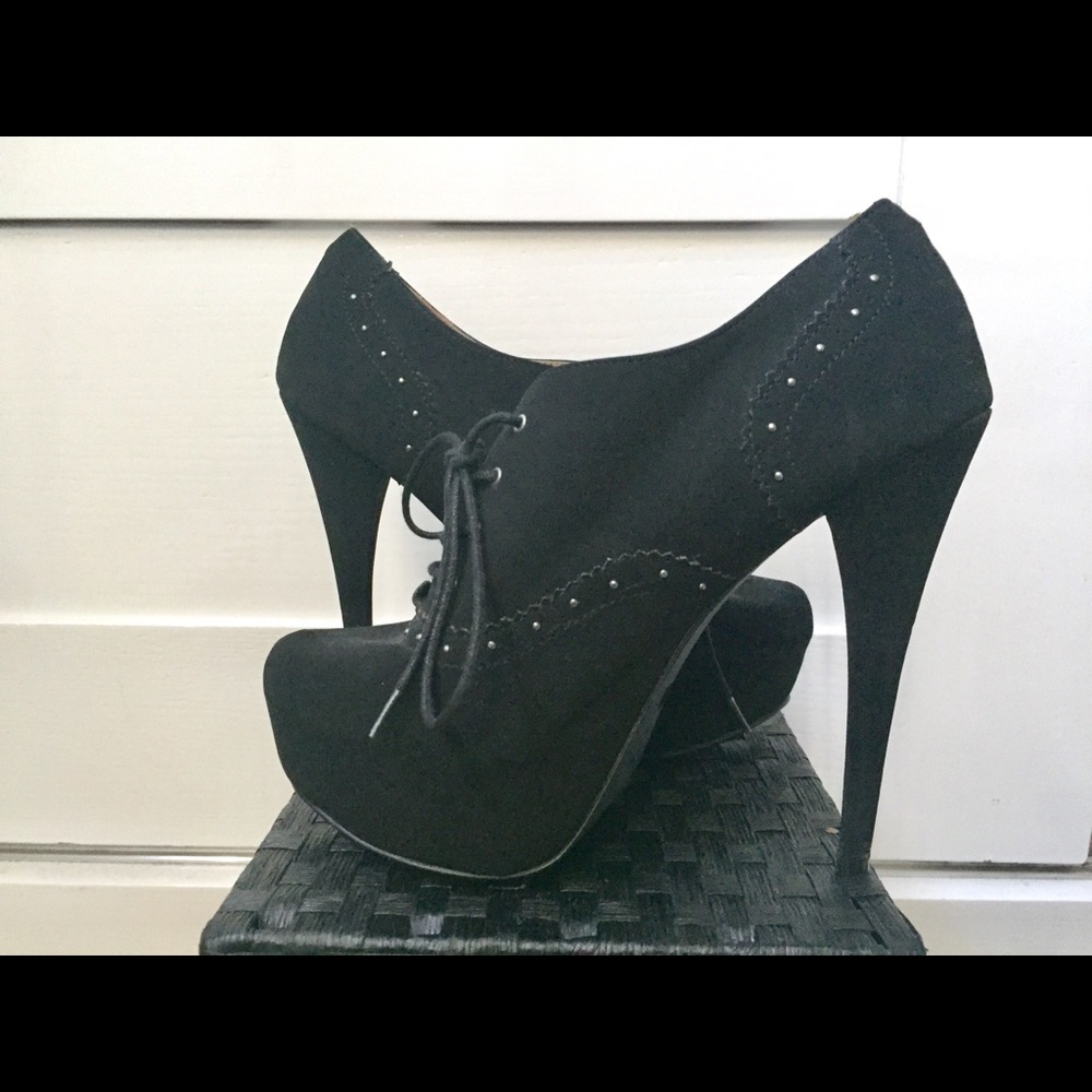 Black heels with laces