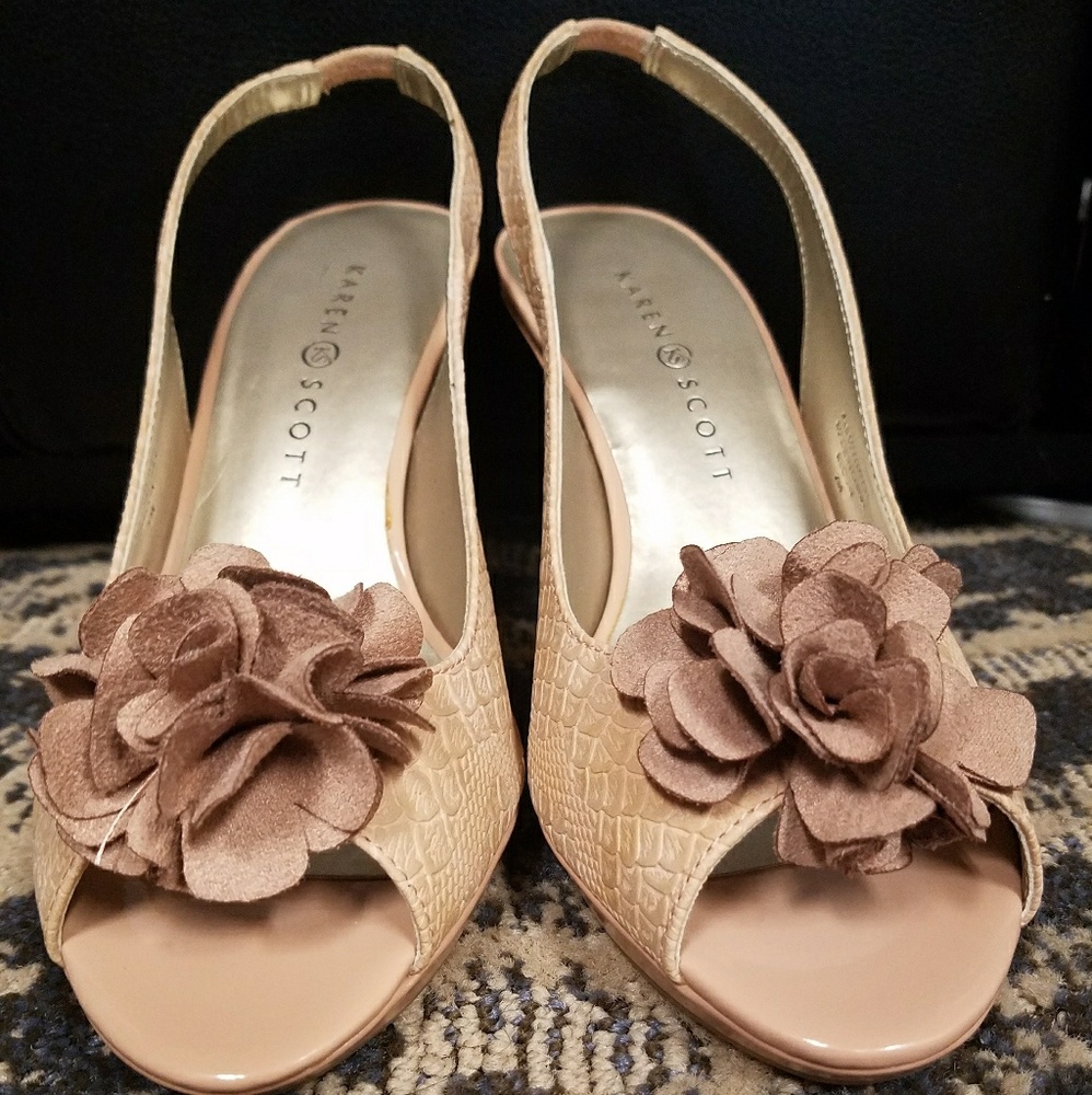 New never worn Karen Scott sandals.
