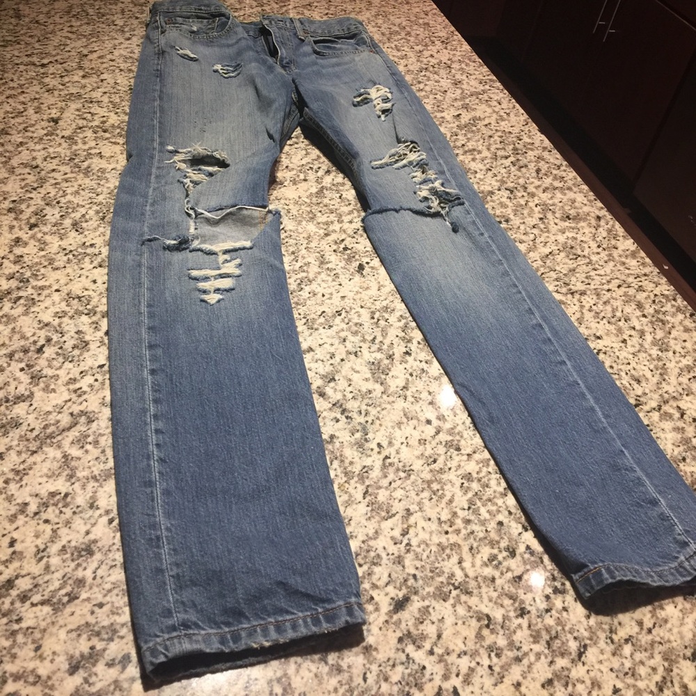 32 distressed Levi jeans