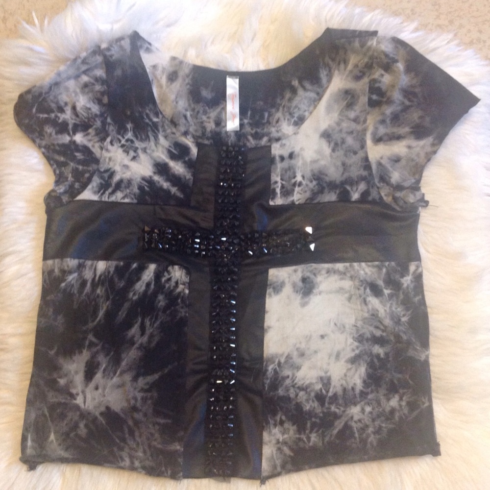 T shirt studded cross