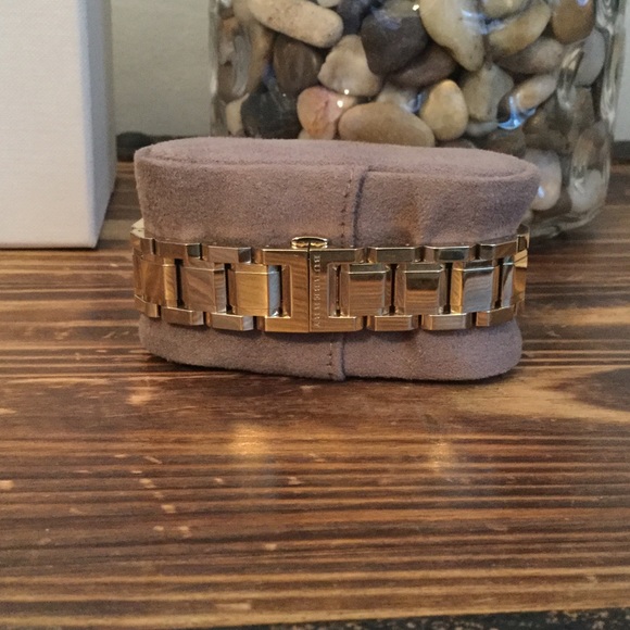 AUTHENTIC Burberry gold watch NWT main image 6