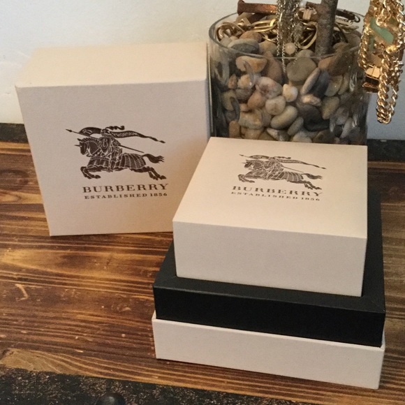 AUTHENTIC Burberry gold watch NWT main image 5