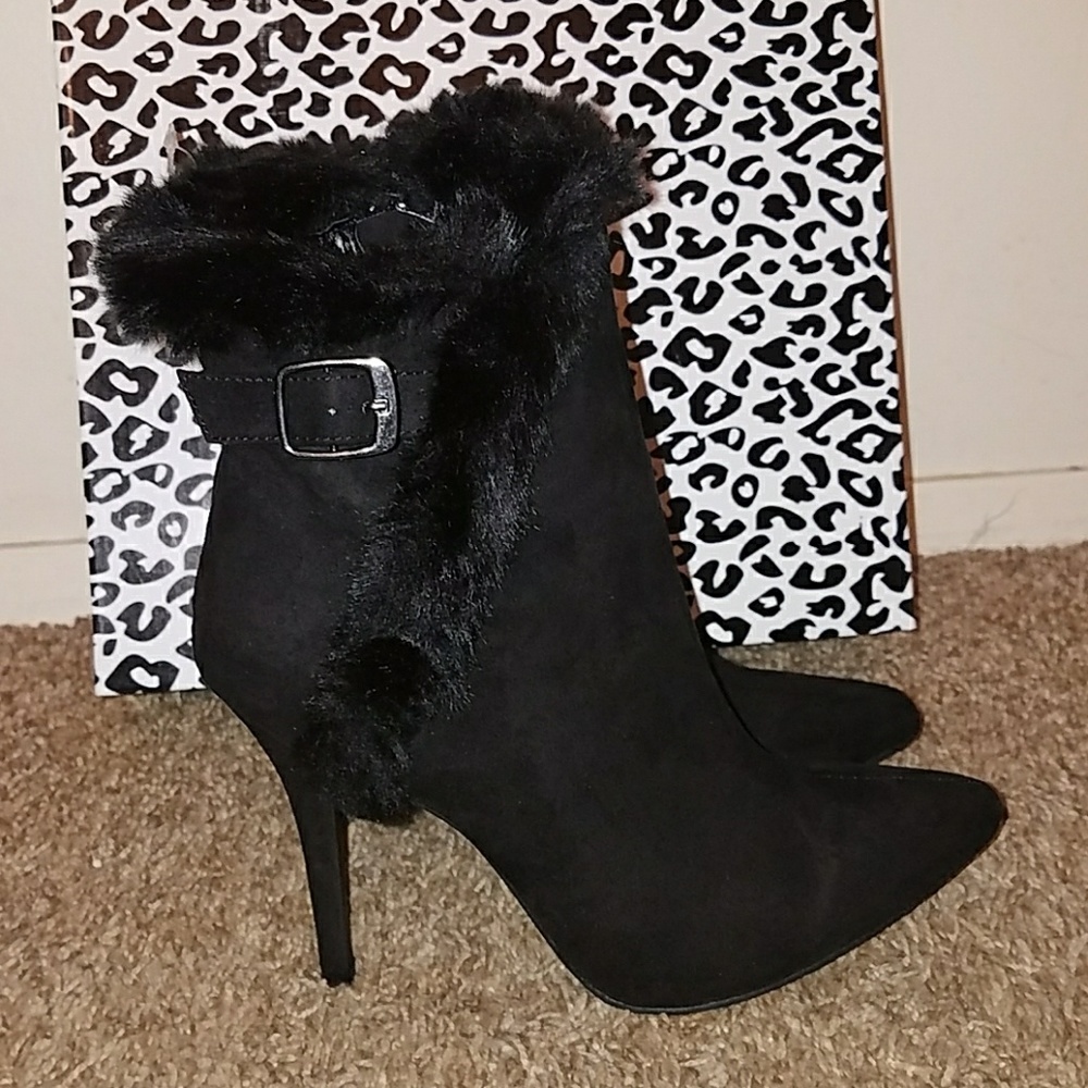 Black faux fur trim booties