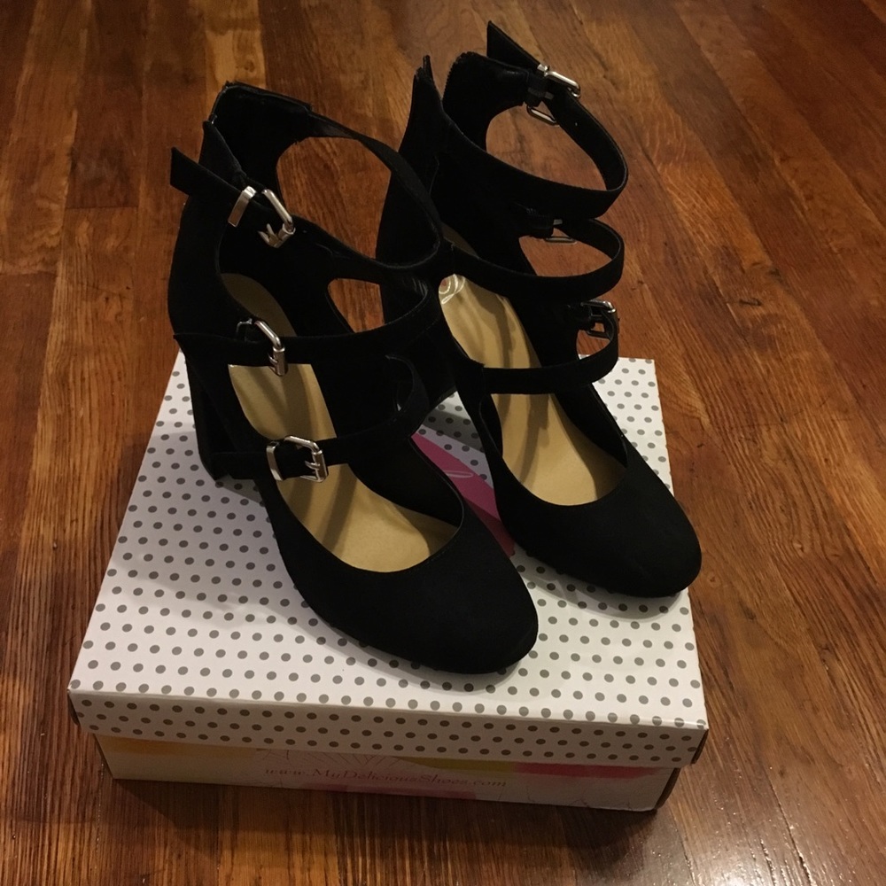 Super cute 3 strap heals!