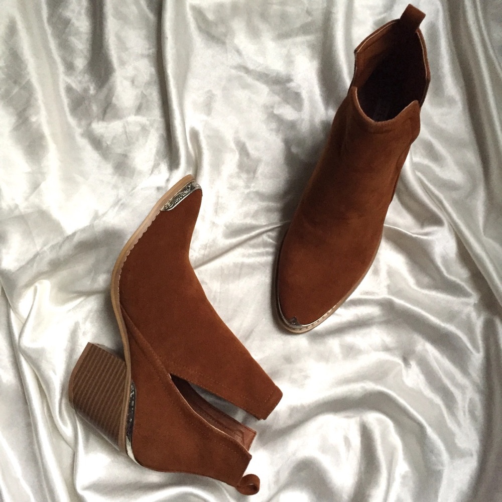 ONLY 1 LEFT 8.5! Side Cutout Western Ankle Booties - Picture 2 of 7