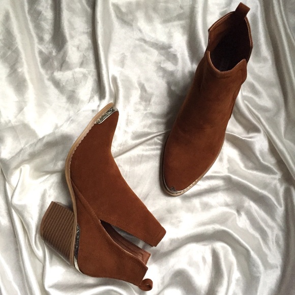 ONLY 1 LEFT 8.5! Side Cutout Western Ankle Booties - Picture 2 of 7