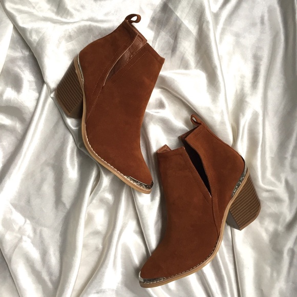 ONLY 1 LEFT 8.5! Side Cutout Western Ankle Booties - Picture 3 of 7