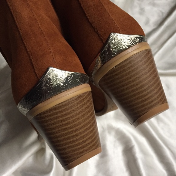 ONLY 1 LEFT 8.5! Side Cutout Western Ankle Booties - Picture 4 of 7