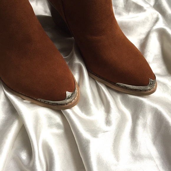 ONLY 1 LEFT 8.5! Side Cutout Western Ankle Booties - Picture 5 of 7