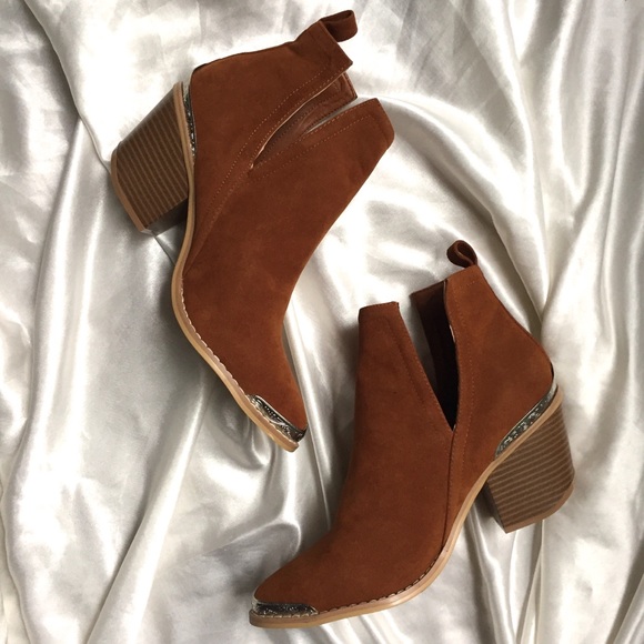 ONLY 1 LEFT 8.5! Side Cutout Western Ankle Booties - Picture 6 of 7