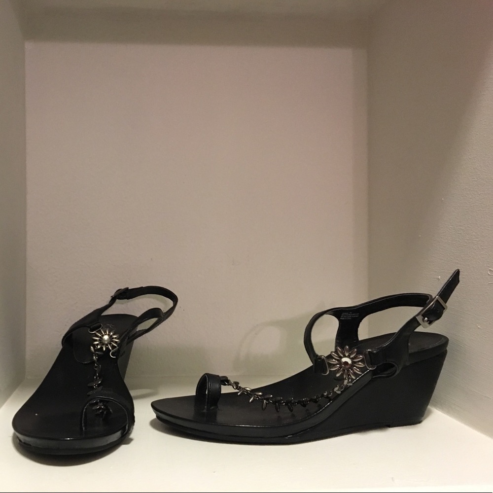 Black Spring Wedge