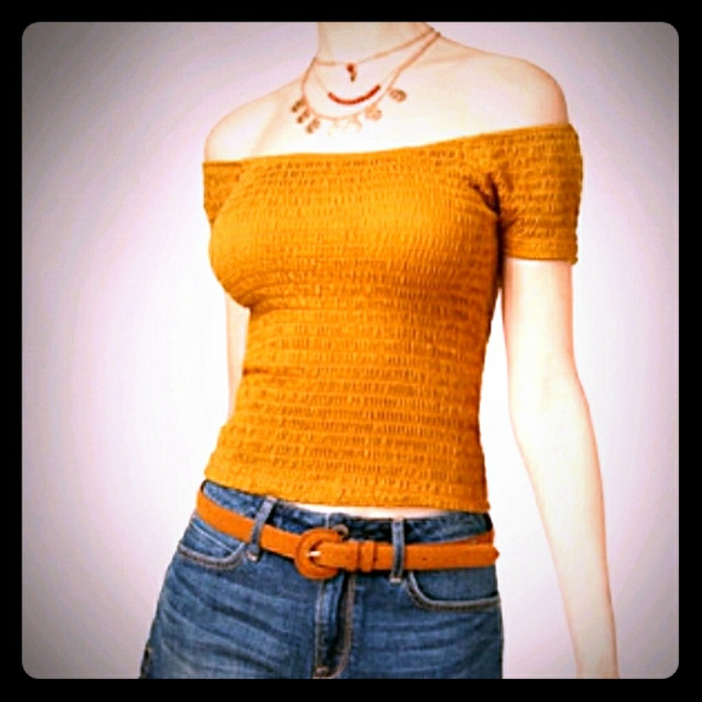 Off the shoulder top 🏵️