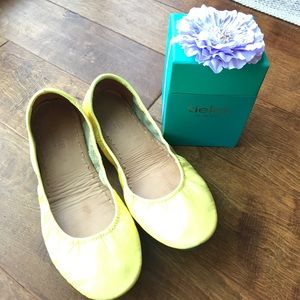 Lemon patent leather Tieks with box & flower